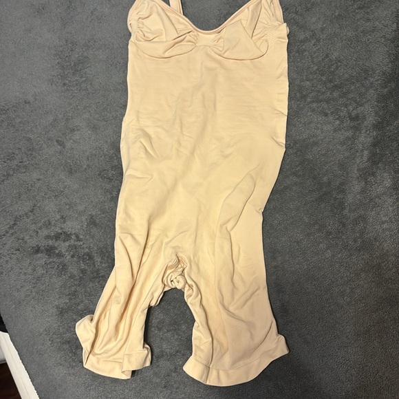 Skims SEAMLESS SCULPT
MID THIGH BODYSUIT NWOT Sand - Picture 4 of 4